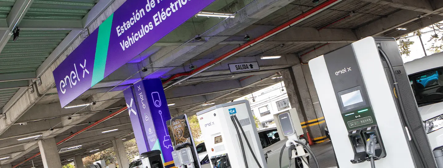 Las estaciones eléctricas de Enel Charging as a Service,  en Enel X,  es un modelo  sostenible para la carga de  vehículos eléctricos.